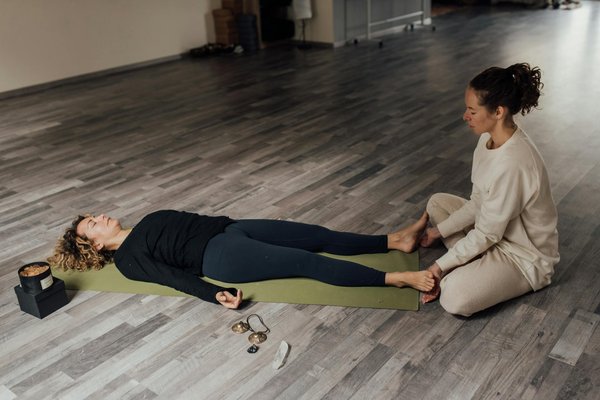 Plongée dans les formations reiki usui : niveaux et contenus essentiels